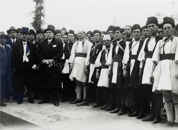 Acasă 119 romani Albania